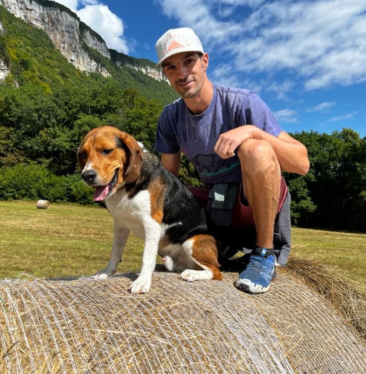 Anthony en train de faire un câlin à un gros chien