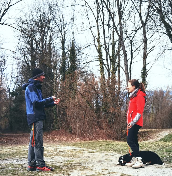 Anthony qui parle avec une cliente et son chien